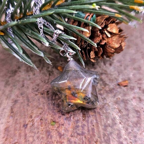 Nature Labradorite Flashy Faceted Star Pendant Necklace - Picture 6 of 9